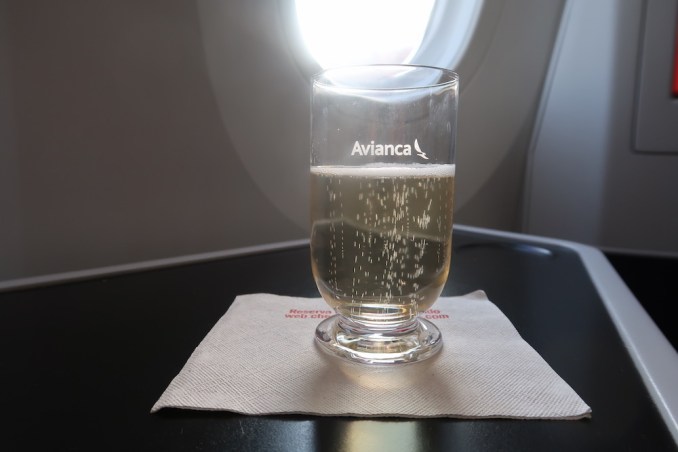 AVIANCA B787 BUSINESS CLASS: WELCOME DRINK