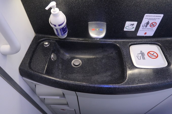 AVIANCA B787 BUSINESS CLASS: LAVATORY