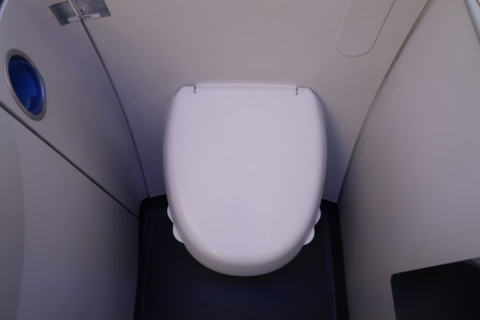 AVIANCA B787 BUSINESS CLASS: LAVATORY