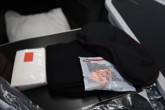 AVIANCA B787 BUSINESS CLASS: AMENITY KIT