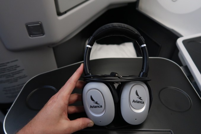 AVIANCA B787 BUSINESS CLASS: NOISE-CANCELLING HEADPHONES