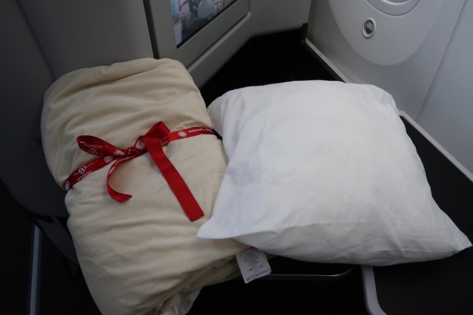 AVIANCA B787 BUSINESS CLASS: PILLOW & BLANKET