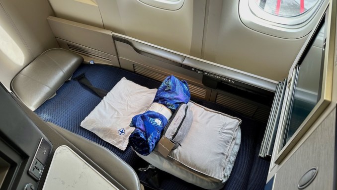 UNITED BOEING 777 POLARIS BUSINESS CLASS